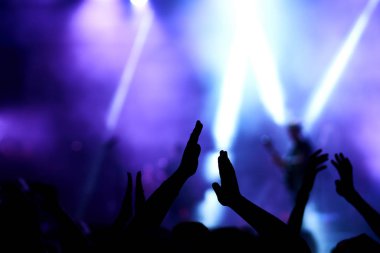 çocuklar ellerini kaldir ve müziğin keyfini çıkarın. kalabalık konser - yaz müzik festivali.