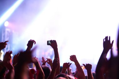 çocuklar ellerini kaldir ve müziğin keyfini çıkarın. kalabalık konser - yaz müzik festivali.