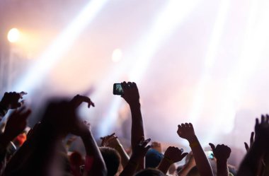 çocuklar ellerini kaldir ve müziğin keyfini çıkarın. kalabalık konser - yaz müzik festivali.