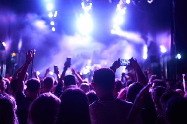 çocuklar ellerini kaldir ve müziğin keyfini çıkarın. kalabalık konser - yaz müzik festivali.