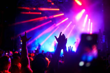 çocuklar ellerini kaldir ve müziğin keyfini çıkarın. kalabalık konser - yaz müzik festivali.