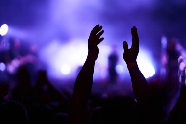 çocuklar ellerini kaldir ve müziğin keyfini çıkarın. kalabalık konser - yaz müzik festivali.