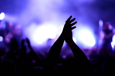 çocuklar ellerini kaldir ve müziğin keyfini çıkarın. kalabalık konser - yaz müzik festivali.