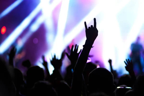 みんな手を上げて 音楽をお楽しみいただけます 夏の音楽祭コンサート群衆 — ストック写真