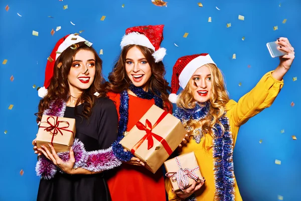 Három Boldog Fiatal Nők Ajándékot Santa Claus Kalap Portréja Karácsonyi — Stock Fotó