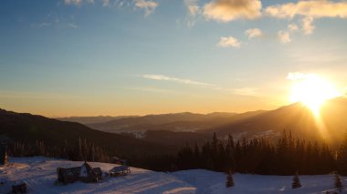 Güzel gündoğumu dağlarda. dağların güzel manzara. Seyahat, özgürlük, doğanın güzelliği kavramı. güzel bir gün, güneşli hava, mavi gökyüzü.