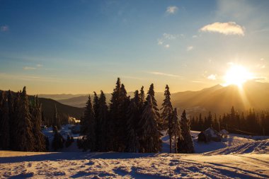 Güzel gündoğumu dağlarda. dağların güzel manzara. Seyahat, özgürlük, doğanın güzelliği kavramı. güzel bir gün, güneşli hava, mavi gökyüzü.