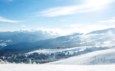 yüksek bir noktada dağlarından güzel manzarasına. Seyahat, özgürlük, doğanın güzelliği kavramı. güzel bir gün, güneşli hava, mavi gökyüzü.
