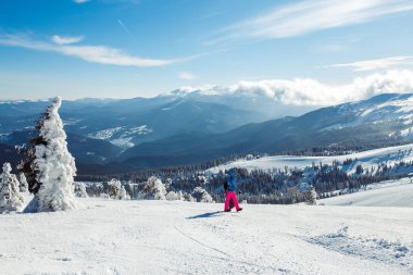 yüksek bir noktada dağlarından güzel manzarasına. Seyahat, özgürlük, doğanın güzelliği kavramı. güzel bir gün, güneşli hava, mavi gökyüzü.