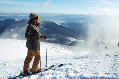 Dağlarda kayak hoş bir adam. İyi, karlı dağlarda kayak kış geliyor, yılın ilk karı yağıyor. Ski resort sezon açıktır. Kayak ekipmanları, iz.