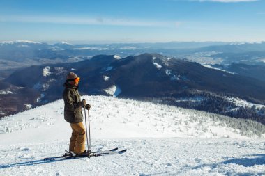 Dağlarda kayak hoş bir adam. İyi, karlı dağlarda kayak kış geliyor, yılın ilk karı yağıyor. Ski resort sezon açıktır. Kayak ekipmanları, iz.