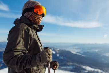 Dağlarda kayak hoş bir adam. İyi, karlı dağlarda kayak kış geliyor, yılın ilk karı yağıyor. Ski resort sezon açıktır. Kayak ekipmanları, iz.