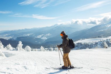 Dağlarda kayak hoş bir adam. İyi, karlı dağlarda kayak kış geliyor, yılın ilk karı yağıyor. Ski resort sezon açıktır. Kayak ekipmanları, iz.