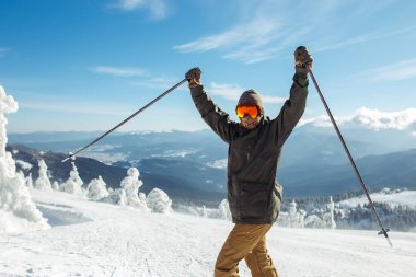 Dağlarda kayak hoş bir adam. İyi, karlı dağlarda kayak kış geliyor, yılın ilk karı yağıyor. Ski resort sezon açıktır. Kayak ekipmanları, iz.