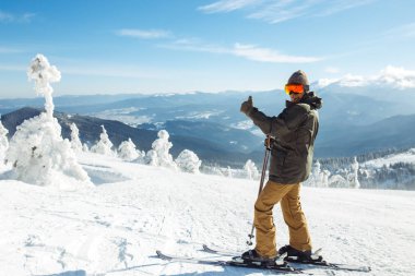 Dağlarda kayak hoş bir adam. İyi, karlı dağlarda kayak kış geliyor, yılın ilk karı yağıyor. Ski resort sezon açıktır. Kayak ekipmanları, iz.