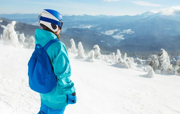 Una Bella Ragazza Abiti Invernali Casco Blu Una Giacca Verde — Foto Stock