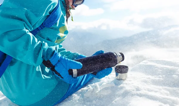 Krásná Dívka Zimě Oblékání Pití Čaje Horách Sobě Modrou Helmu — Stock fotografie