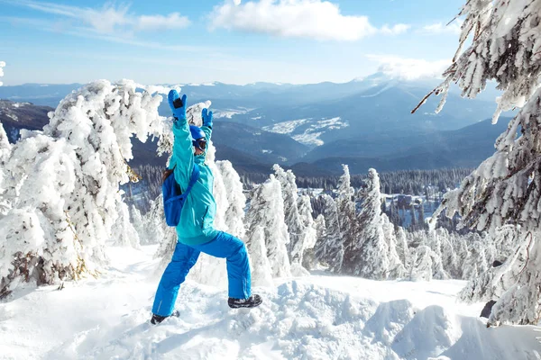 一个穿着冬衣 蓝色头盔和绿色夹克的美丽女孩在山上度过了一段美好的时光 运动的概念 美丽的自然 伟大的天气 — 图库照片