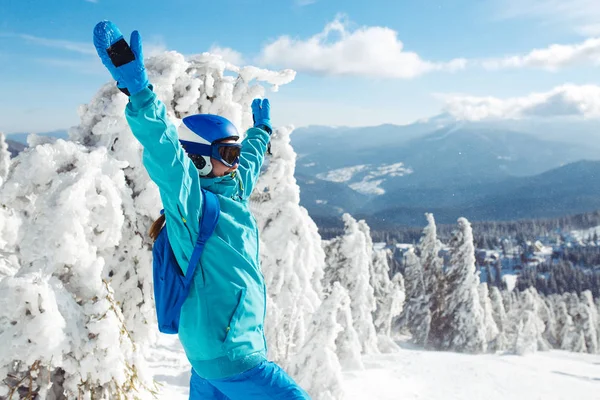 一个穿着冬衣 蓝色头盔和绿色夹克的美丽女孩在山上度过了一段美好的时光 运动的概念 美丽的自然 伟大的天气 — 图库照片