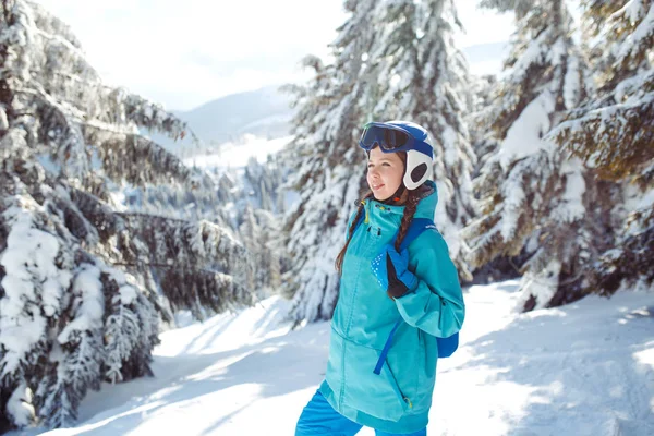 Una Hermosa Chica Ropa Invierno Casco Azul Una Chaqueta Verde —  Fotos de Stock