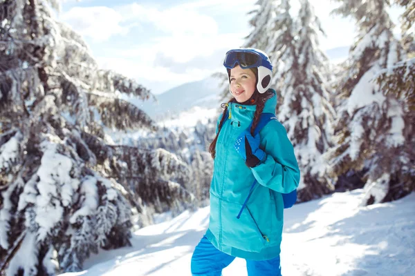 Uma Menina Bonita Roupas Inverno Capacete Azul Uma Jaqueta Verde — Fotografia de Stock