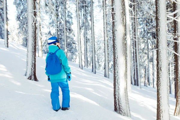 Una Bella Ragazza Abiti Invernali Casco Blu Una Giacca Verde — Foto Stock