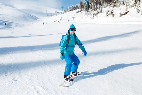 Ένα Όμορφο Κορίτσι Χειμωνιάτικα Ρούχα Είναι Ιππασίας Ένα Snowboard Φοράει — Φωτογραφία Αρχείου