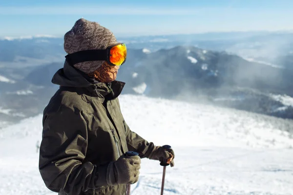 不错的人在山上滑雪 在雪山滑雪很好 冬天来了 第一场雪 滑雪胜地的季节是开放的 滑雪设备 — 图库照片
