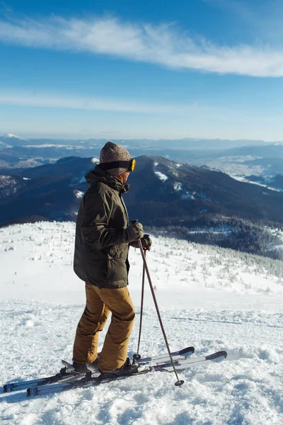 Hodný Muž Lyžování Horách Dobré Lyžování Zasněžených Horách Zima Blíží — Stock fotografie