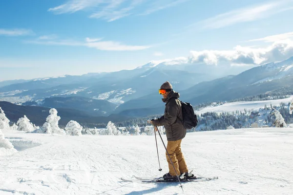 Nice Man Skiing Mountains Good Skiing Snowy Mountains Winter Coming — Stock Photo, Image