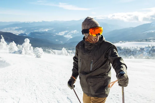 不错的人在山上滑雪 在雪山滑雪很好 冬天来了 第一场雪 滑雪胜地的季节是开放的 滑雪设备 — 图库照片