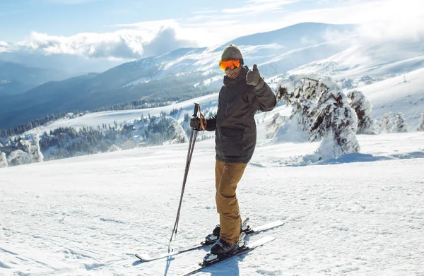Aardige Man Skiën Bergen Goed Skiën Besneeuwde Bergen Komt Winter — Stockfoto
