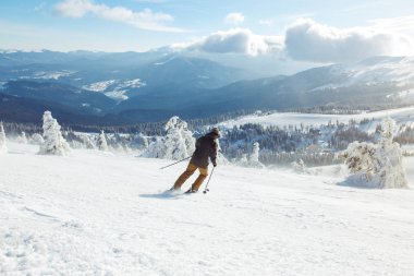 Dağlarda kayak hoş bir adam. İyi, karlı dağlarda kayak kış geliyor, yılın ilk karı yağıyor. Ski resort sezon açıktır. Kayak ekipmanları, iz.