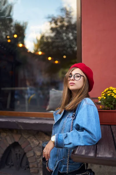 거리에 모자와 귀여운 Hipster 여자의 라이프 스타일 초상화 — 스톡 사진