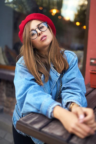 Verão Ensolarado Estilo Vida Retrato Moda Jovem Elegante Hipster Mulher — Fotografia de Stock