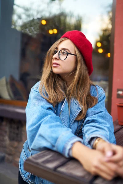 Sommar Solig Livsstil Mode Porträtt Ung Snygg Hipster Kvinna Gick — Stockfoto