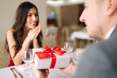 Sevgililer günü kavramı. Mutlu çift aşık. Sevgililer günü kutlama restoranda genç bir sevgi dolu çift. Aşıklar birbirlerine hediyeler vermek. Sevgililer günü-kavram için romantik Restoran.