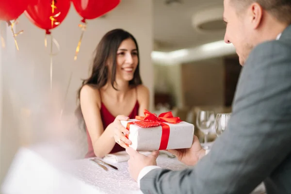 Concepto Del Día San Valentín Pareja Feliz Enamorada Una Joven — Foto de Stock