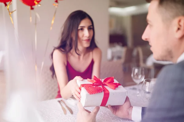 Valentinstag Konzept Glücklich Verliebtes Paar Ein Junges Liebespaar Das Restaurant — Stockfoto