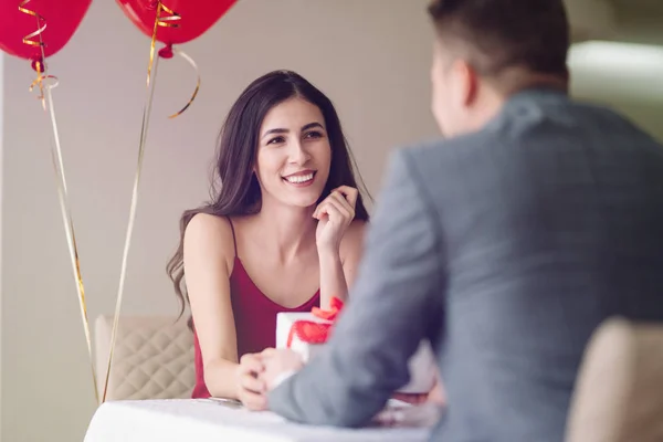 Valentinstag Konzept Glücklich Verliebtes Paar Ein Junges Liebespaar Das Restaurant — Stockfoto