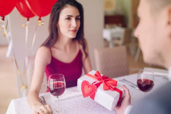 Valentinstag Konzept Glücklich Verliebtes Paar Ein Junges Liebespaar Das Restaurant — Stockfoto