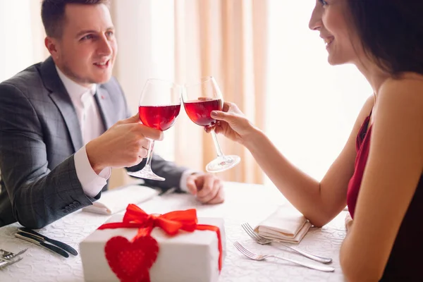 Valentinstag Konzept Glücklich Verliebtes Paar Ein Junges Liebespaar Das Restaurant — Stockfoto