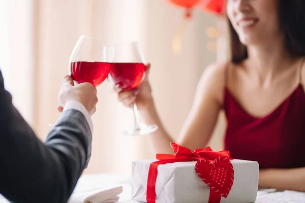 Conceito Dia Dos Namorados Casal Feliz Apaixonado Jovem Casal Amoroso — Fotografia de Stock