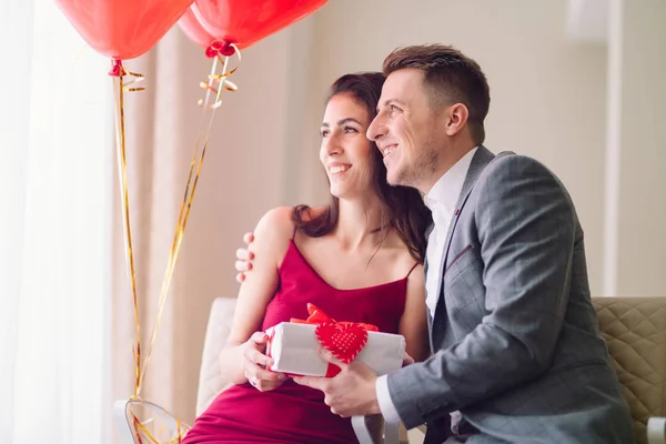 Conceito Dia Dos Namorados Casal Feliz Apaixonado Jovem Casal Amoroso — Fotografia de Stock