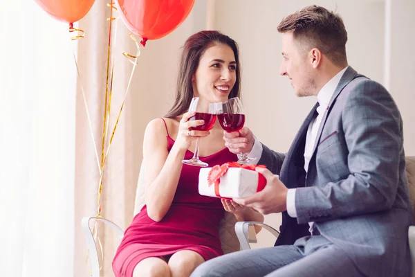 Valentinstag Konzept Glücklich Verliebtes Paar Ein Junges Liebespaar Das Restaurant — Stockfoto