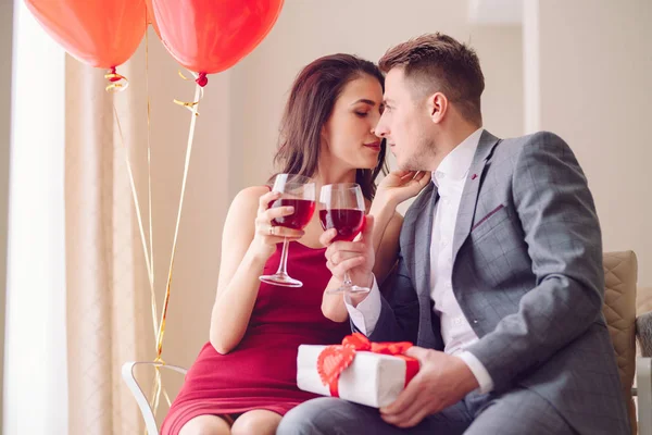 Conceito Dia Dos Namorados Casal Feliz Apaixonado Jovem Casal Amoroso — Fotografia de Stock