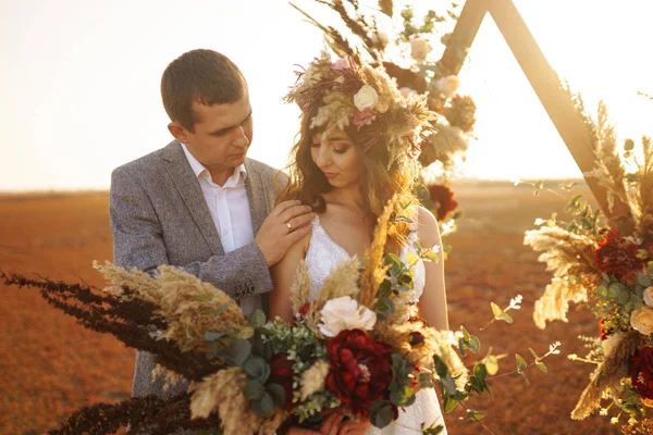 年轻美丽的新郎新娘享受对方 在博霍风格的婚礼日 阳光描绘的幸福的新娘和新郎在自然在日落时的户外 温暖的夏日时光 — 图库照片