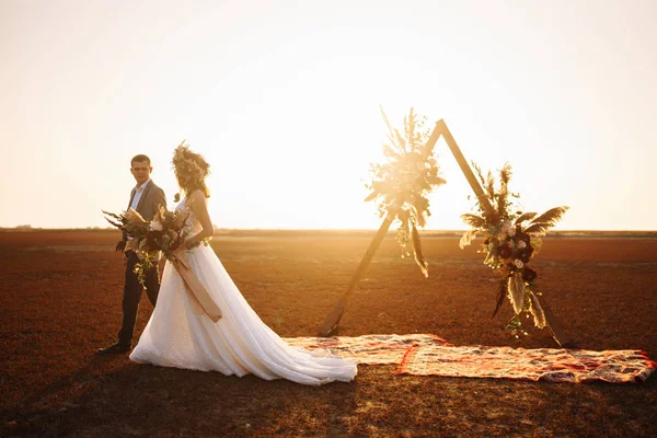 Unga Och Vackra Bruden Och Brudgummen Njuta Varandra Bröllopsdag Boho — Stockfoto