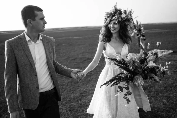 Genç Güzel Gelin Damat Hoşlanıyoruz Düğün Günü Boho Tarzı Mutlu — Stok fotoğraf