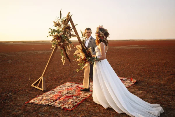 Unga Och Vackra Bruden Och Brudgummen Njuta Varandra Bröllopsdag Boho — Stockfoto